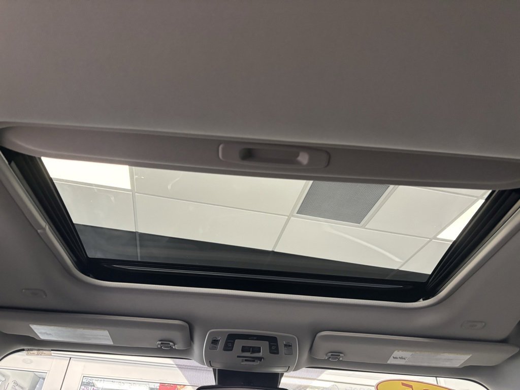 Used 2025 Toyota Sienna XLE image 7