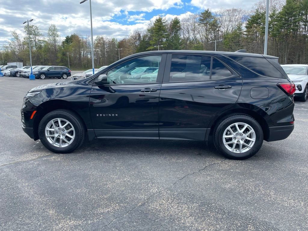 Used 2024 Chevrolet Equinox LS w/ LS Convenience Package AWD/4WD image 3