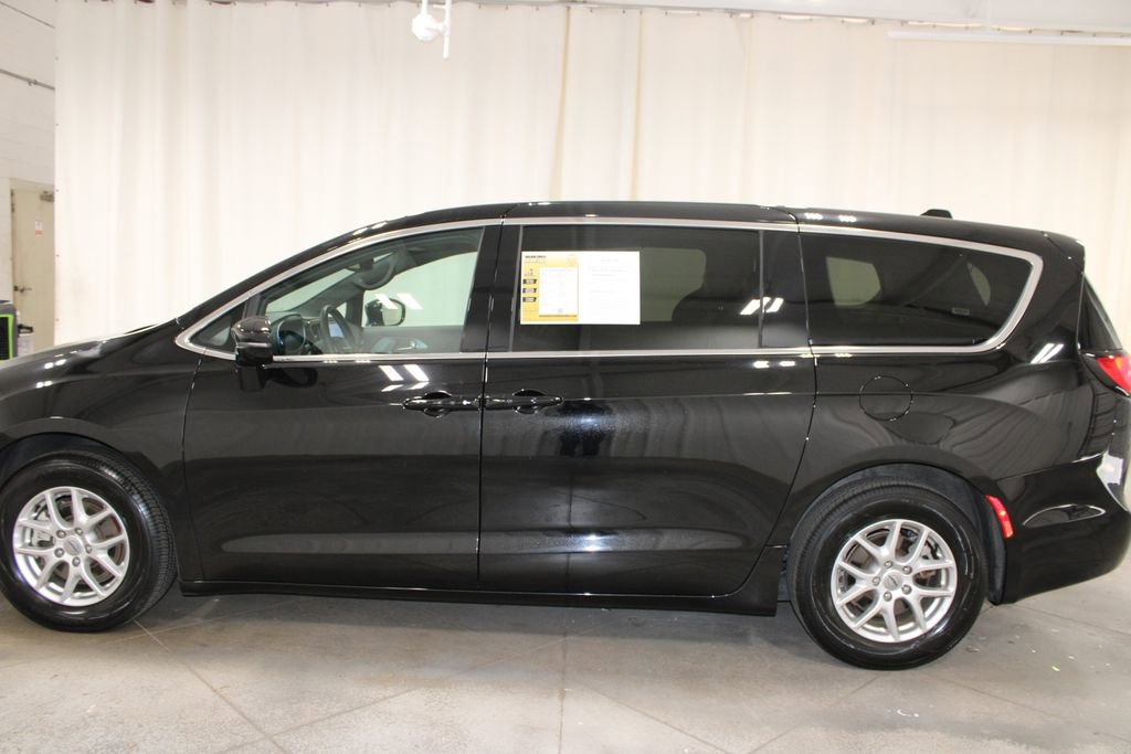 Used 2025 Chrysler Pacifica Select FWD image 6