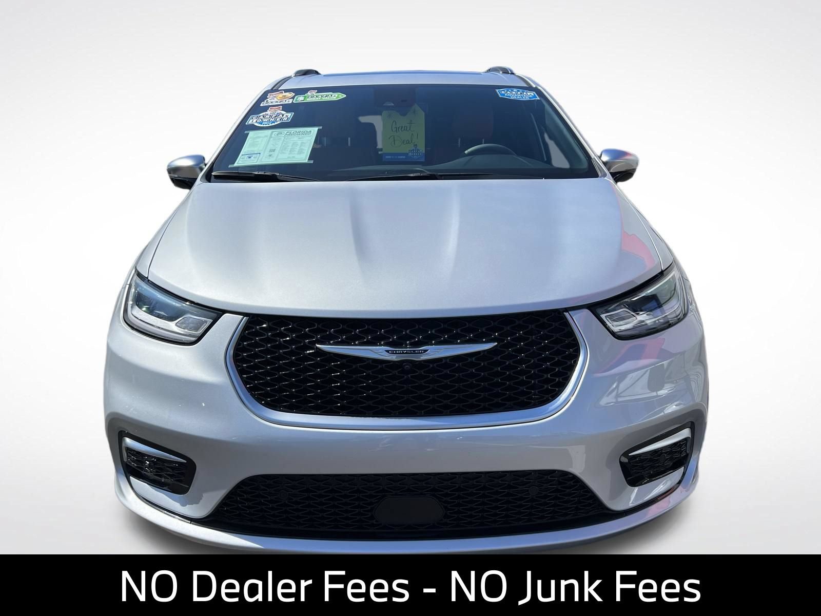 Used 2023 Chrysler Pacifica Pinnacle FWD image 2