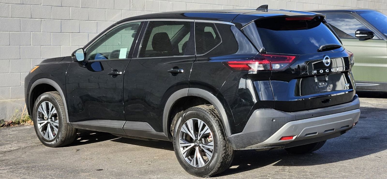 Used 2021 Nissan Rogue SV image 3