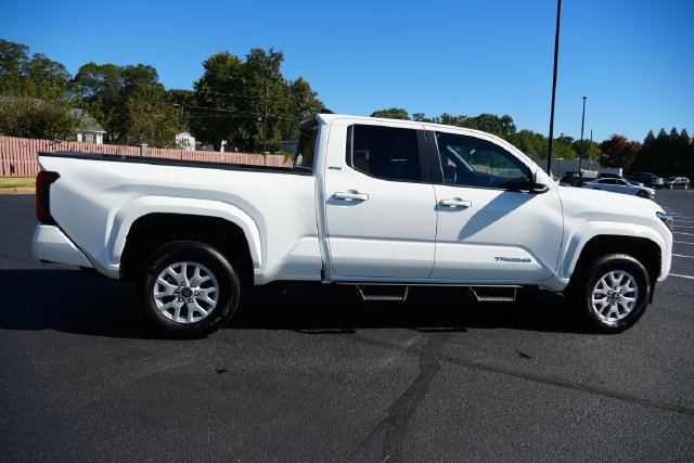 Used 2026 Toyota Tacoma SR5 AWD/4WD image 9
