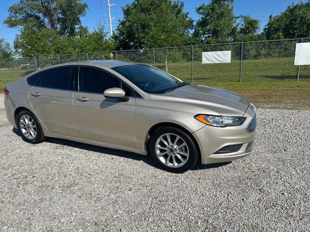 Used 2017 Ford Fusion SE w/ Fusion SE Technology Package FWD image 2