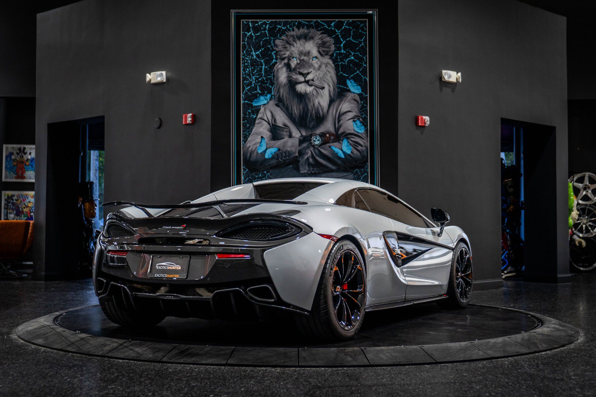 Used 2018 McLaren 570S Spider image 19