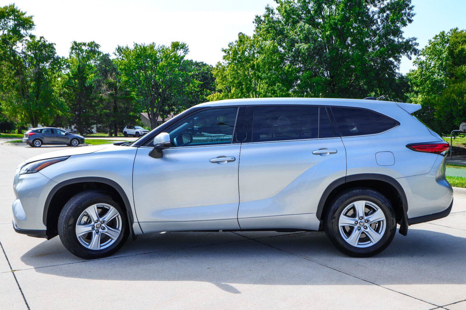 Used 2022 Toyota Highlander L FWD image 4