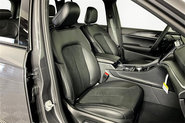 New 2025 Jeep Grand Cherokee Altitude image 12