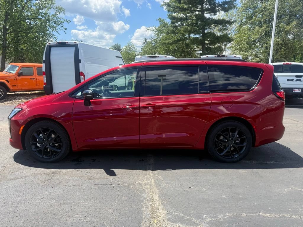 New 2027 Chrysler Pacifica Limited w/ Family Tech Group FWD image 7