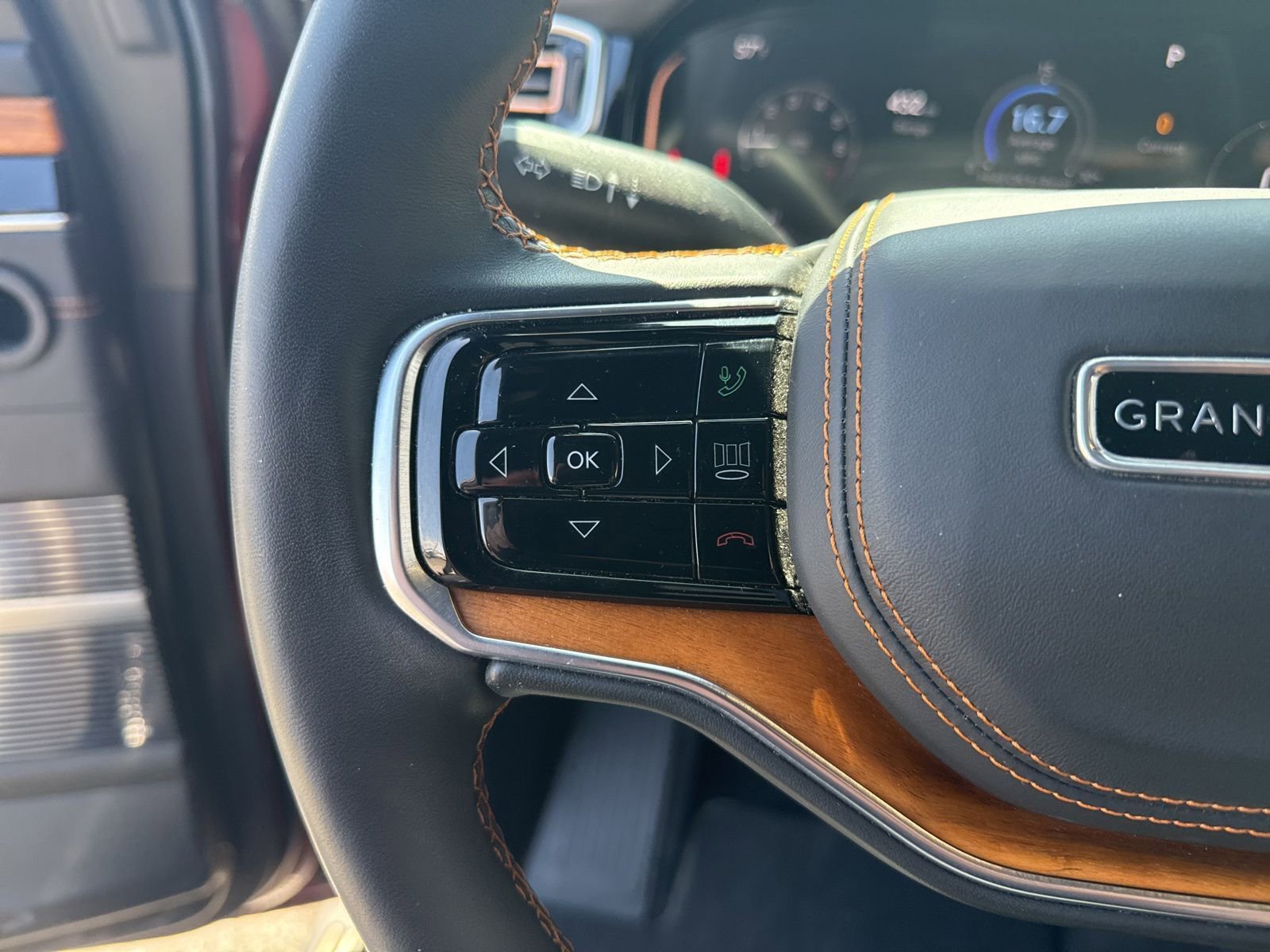 Used 2022 Jeep Grand Wagoneer Series III AWD/4WD image 24