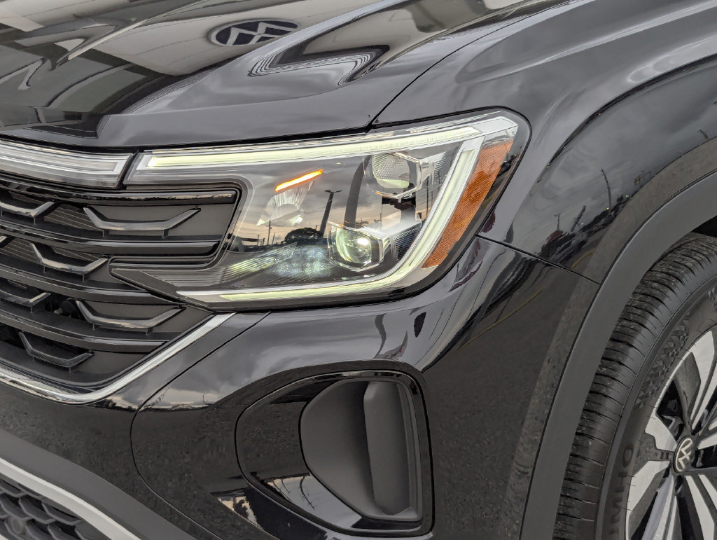 Certified 2025 Volkswagen Atlas Cross Sport SE FWD image 7