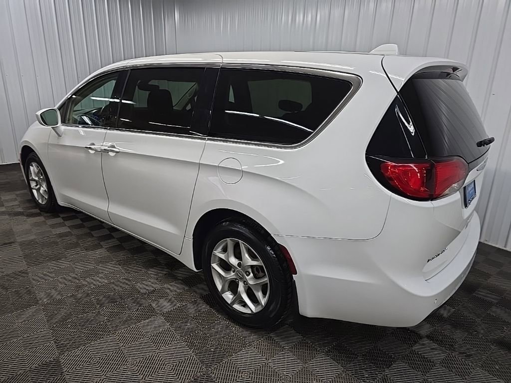 Used 2020 Chrysler Pacifica Touring w/ Tire & Wheel Group image 9