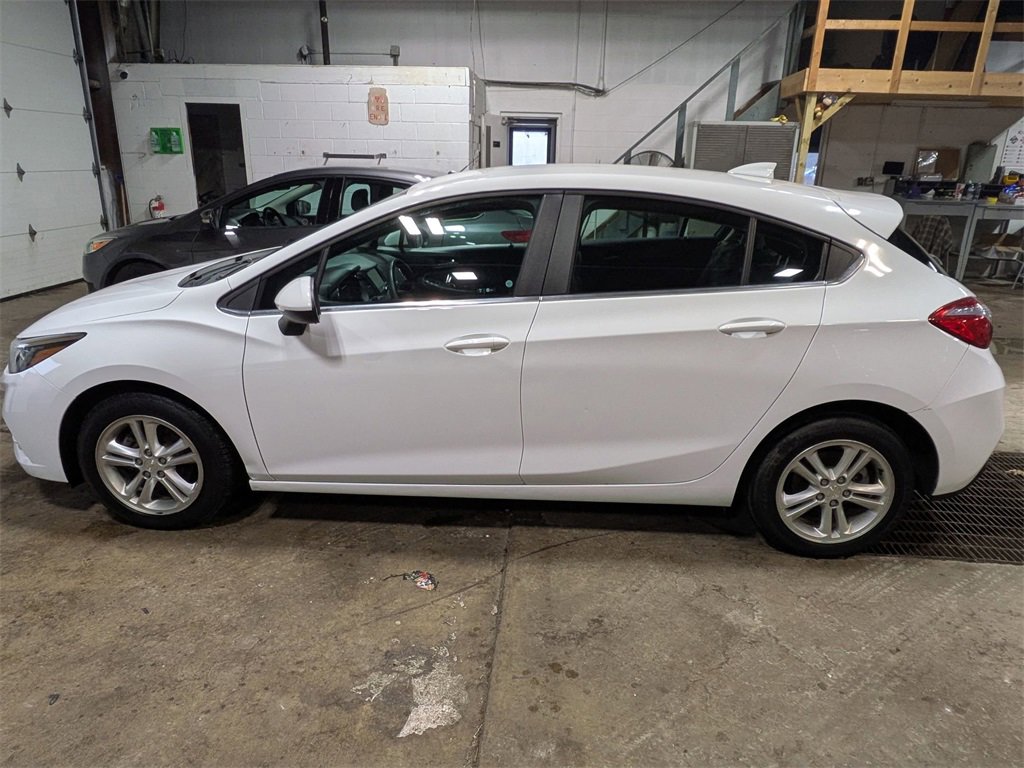Used 2018 Chevrolet Cruze LT image 2