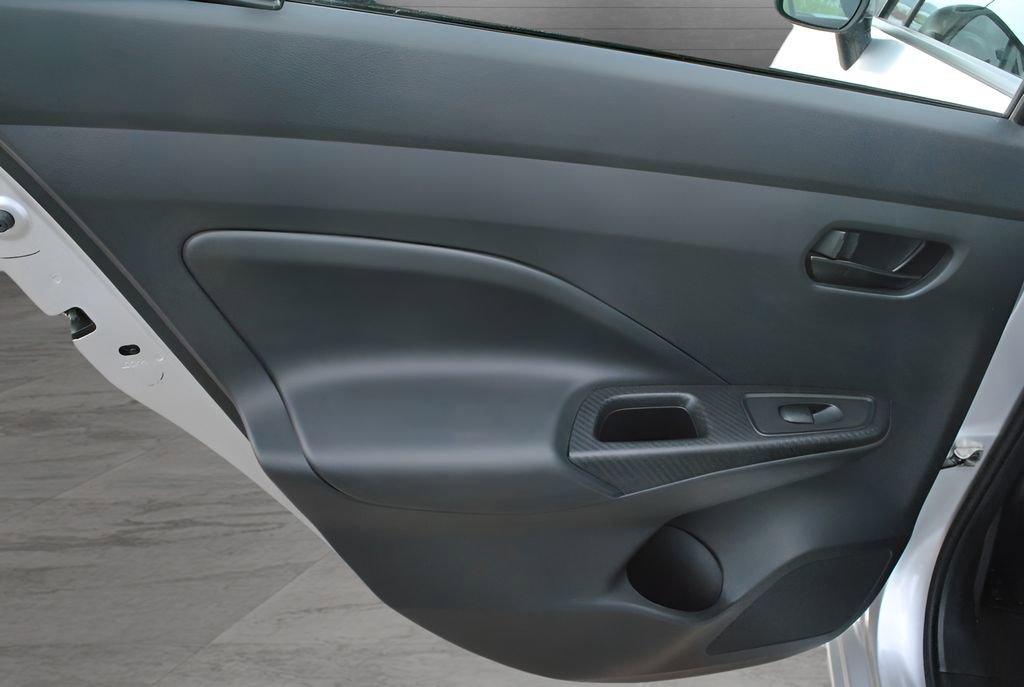Used 2023 Nissan Versa S FWD image 11