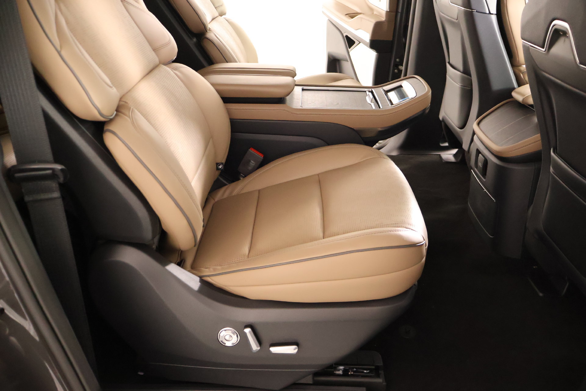 New 2027 Lincoln Navigator L Black Label AWD/4WD image 16
