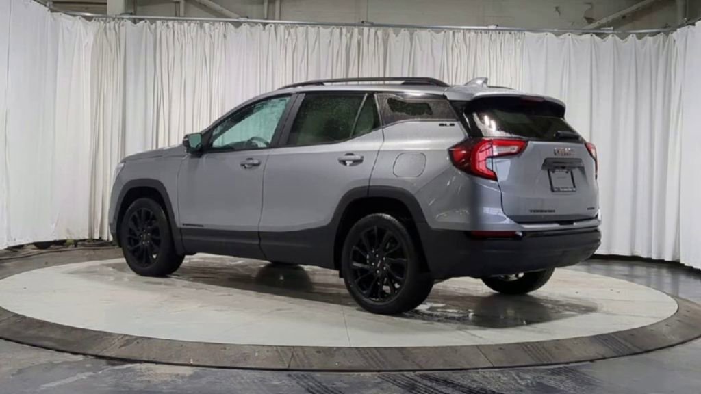 Used 2023 GMC Terrain SLE w/ Driver Convenience Package image 6