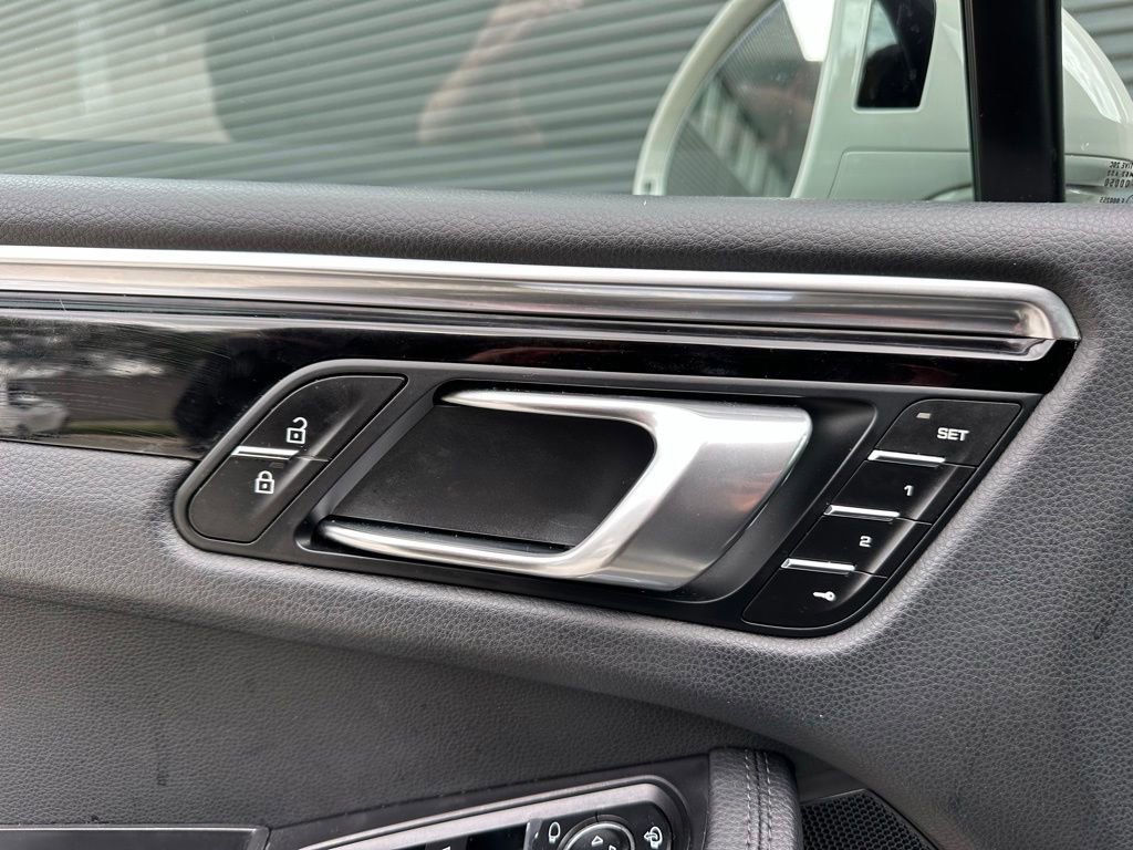 Certified 2024 Porsche Macan AWD/4WD image 20