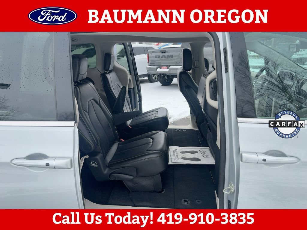 Used 2024 Chrysler Pacifica Touring-L FWD image 17