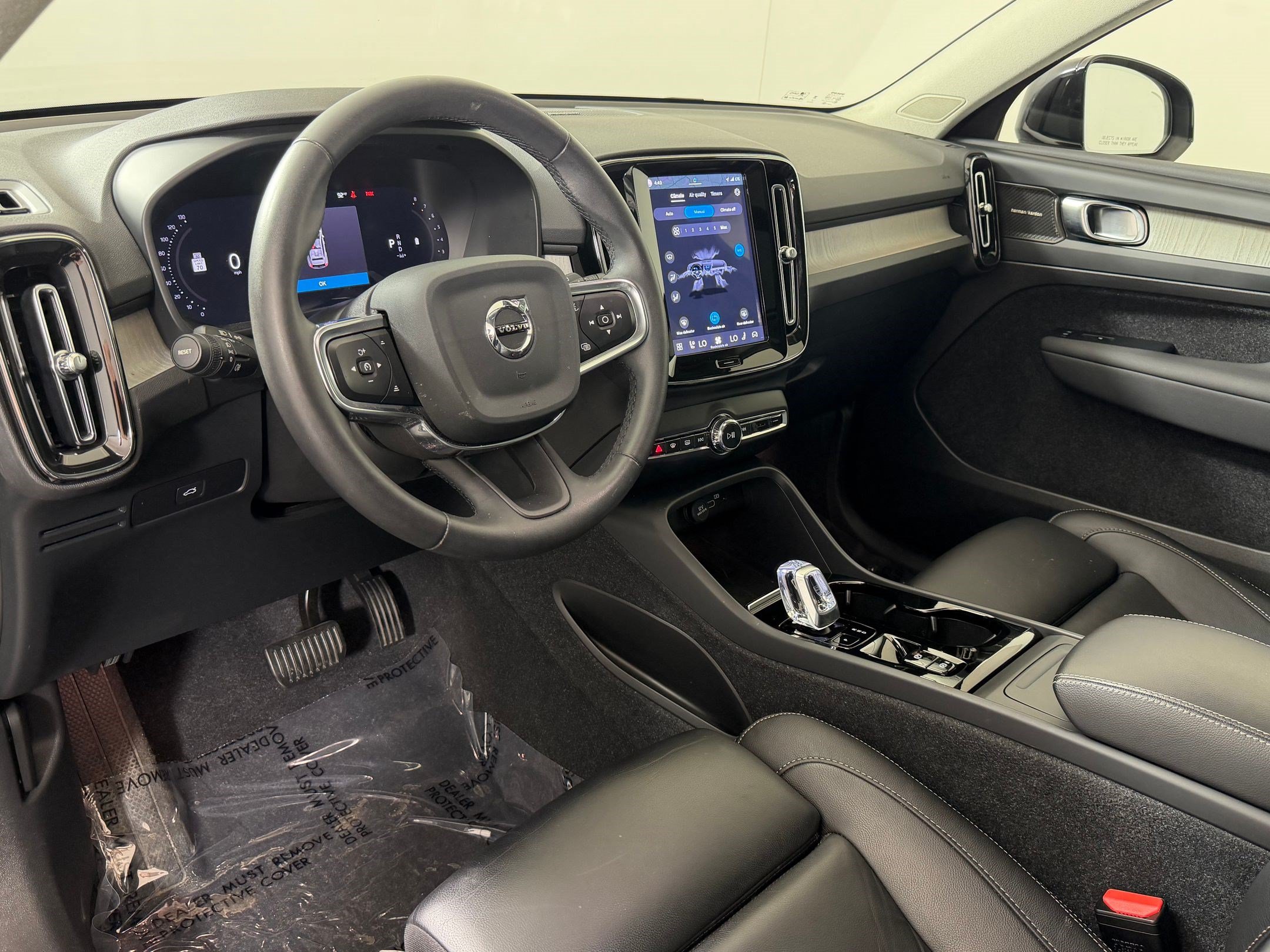 Used 2024 Volvo XC40 B5 Plus w/ Protection Package Premier AWD/4WD image 4