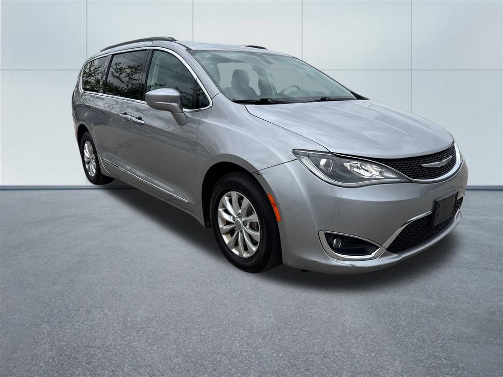 Used 2017 Chrysler Pacifica Touring-L w/ 13 Speaker Alpine Sound Group FWD image 7