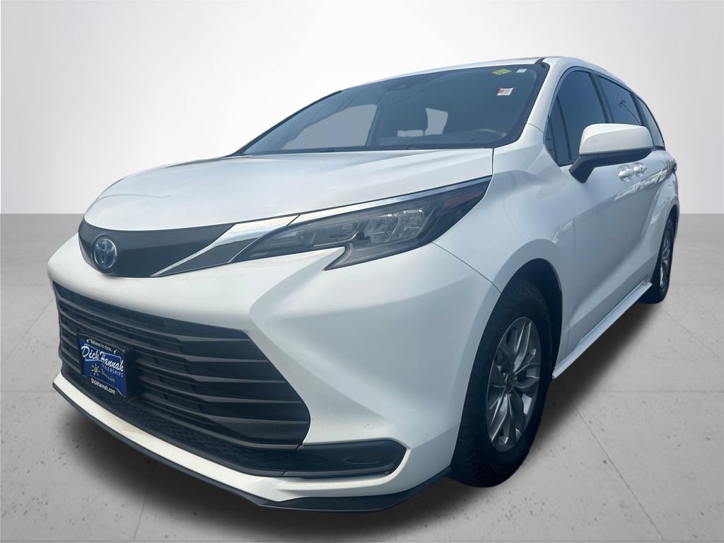 Used 2024 Toyota Sienna LE AWD/4WD image 2