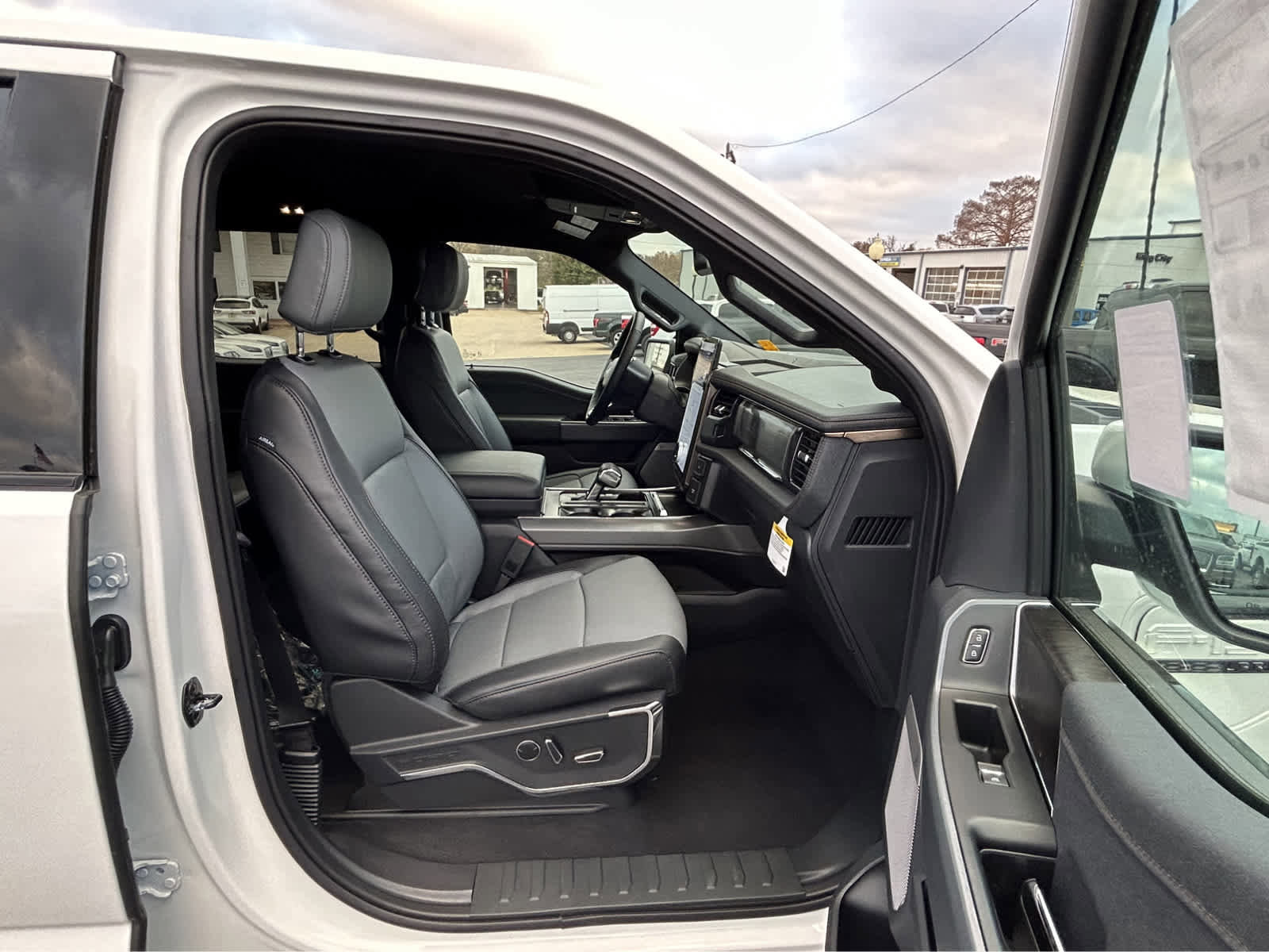 New 2023 Ford F150 Lightning Lariat image 25