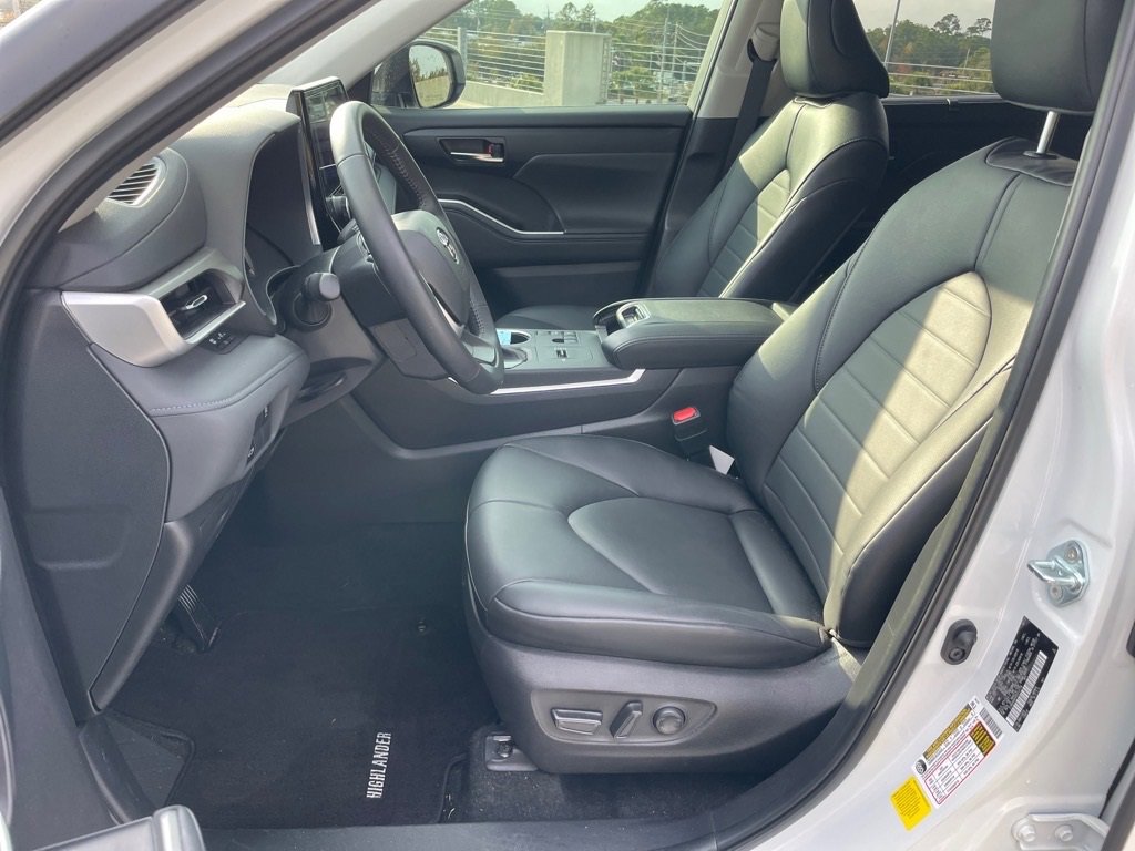 Used 2024 Toyota Highlander XLE image 18