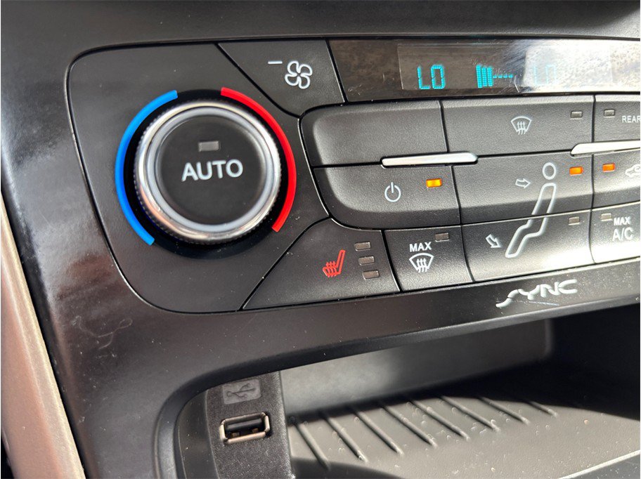Used 2015 Ford Focus Titanium FWD image 28
