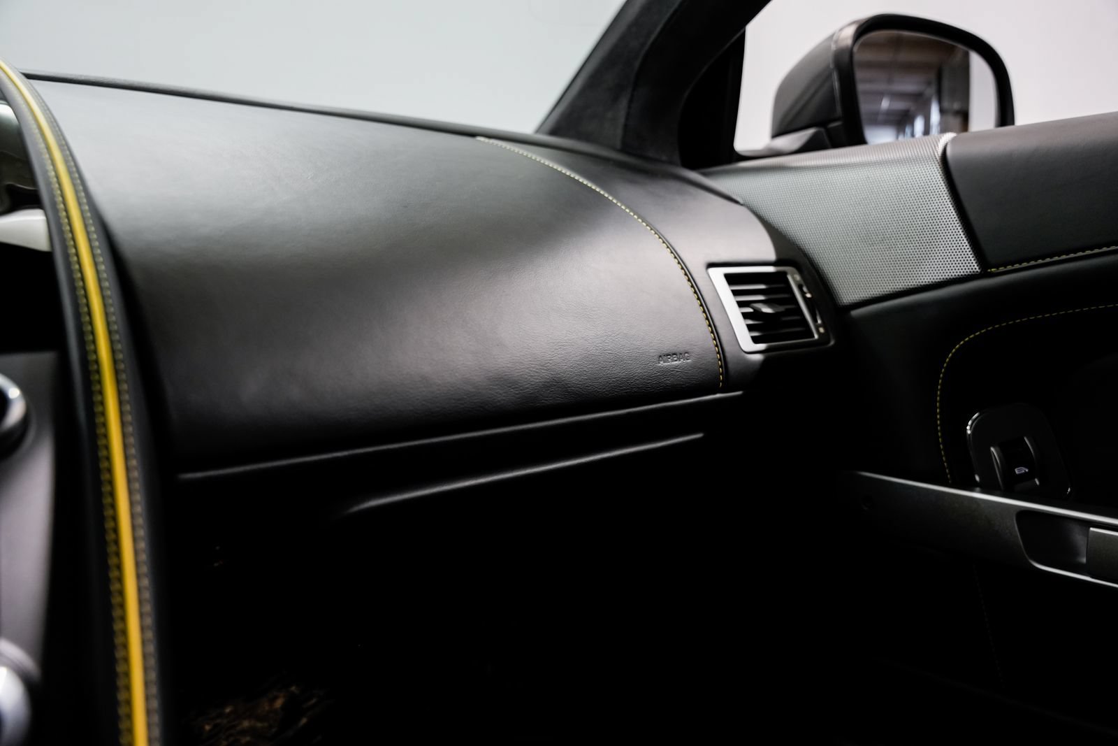 Used 2014 Aston Martin DB9 Coupe RWD image 16