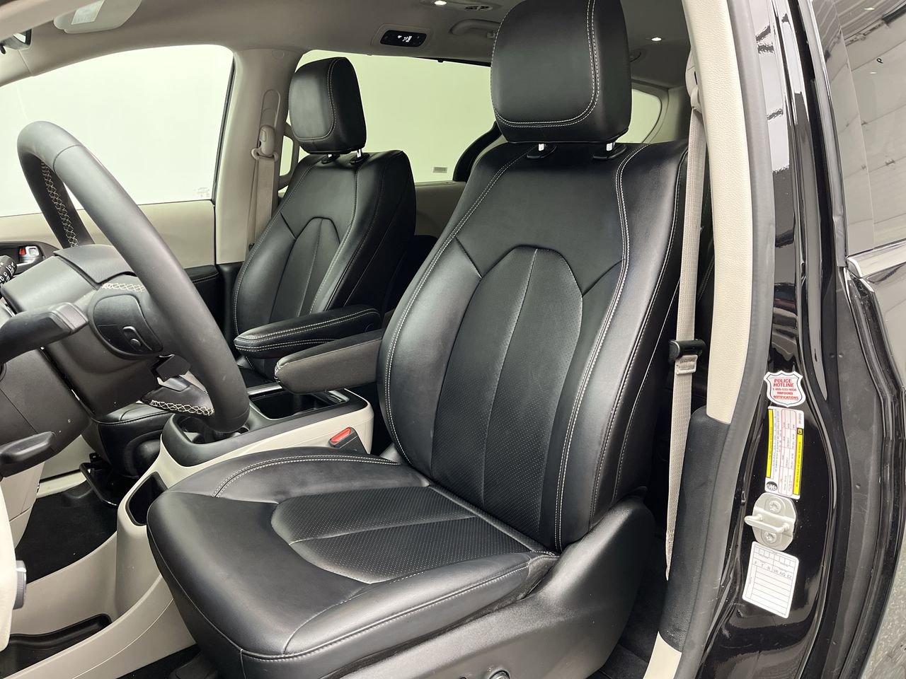 Used 2024 Chrysler Pacifica Touring-L FWD image 8