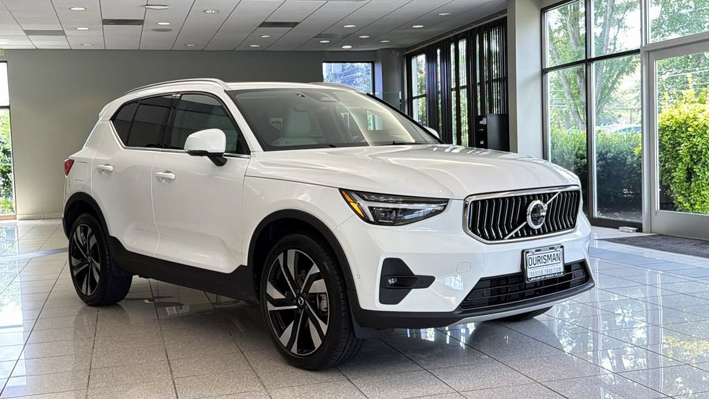 Used 2025 Volvo XC40 B5 Plus w/ Protection Package Premier AWD/4WD video 1