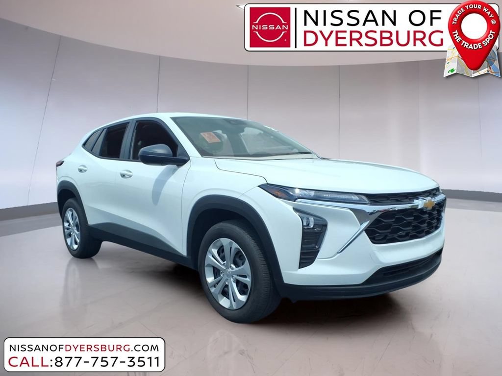 Used 2026 Chevrolet Trax LS FWD image 1