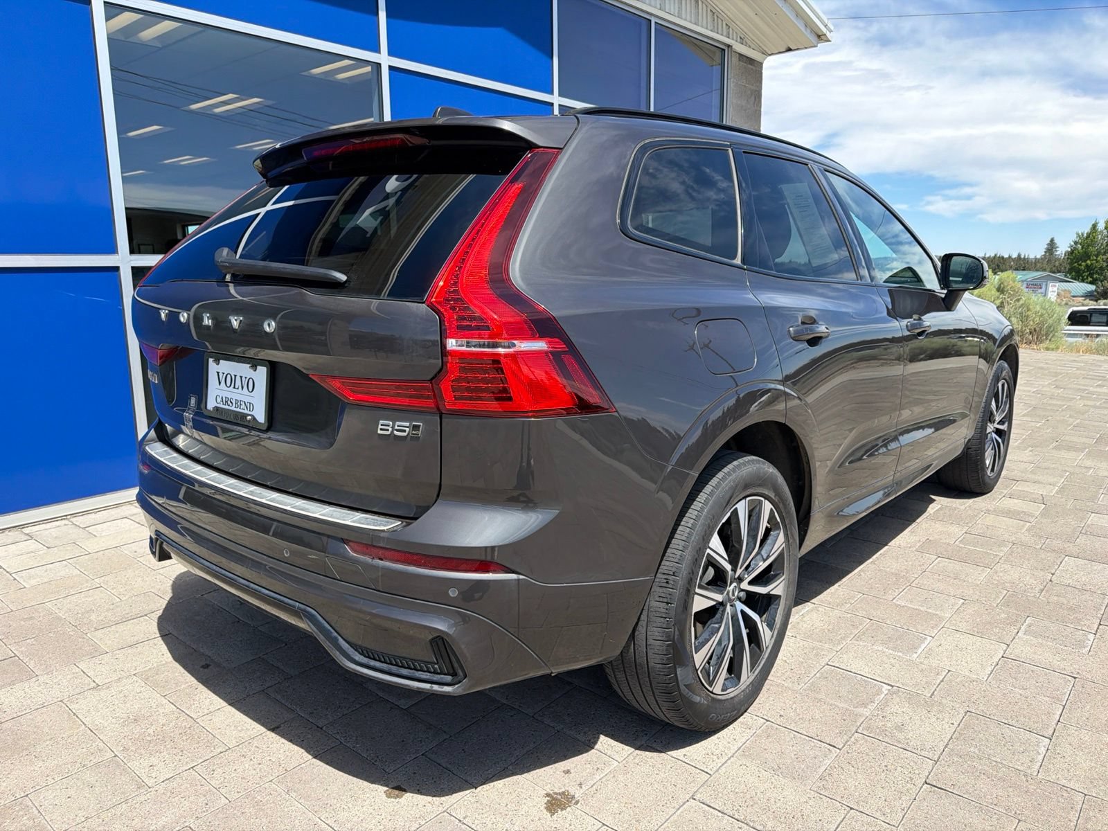 Used 2024 Volvo XC60 B5 Core w/ Protection Package Premier AWD/4WD image 7