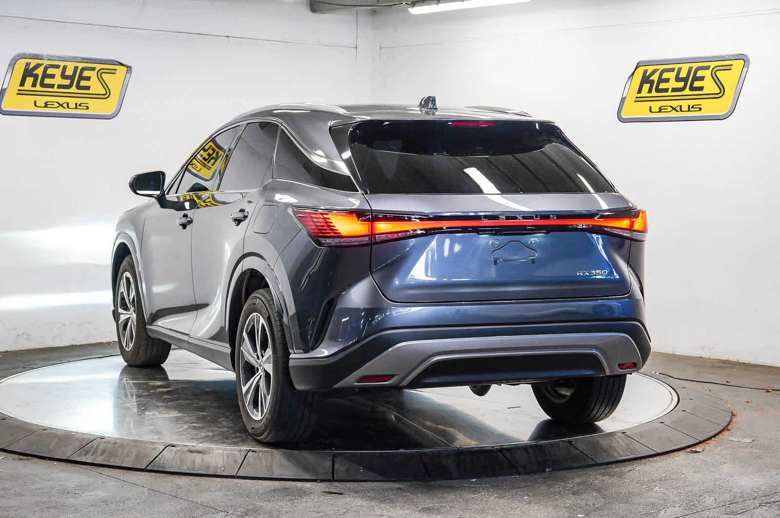 Used 2024 Lexus RX 350 Premium w/ Convenience Package FWD image 2