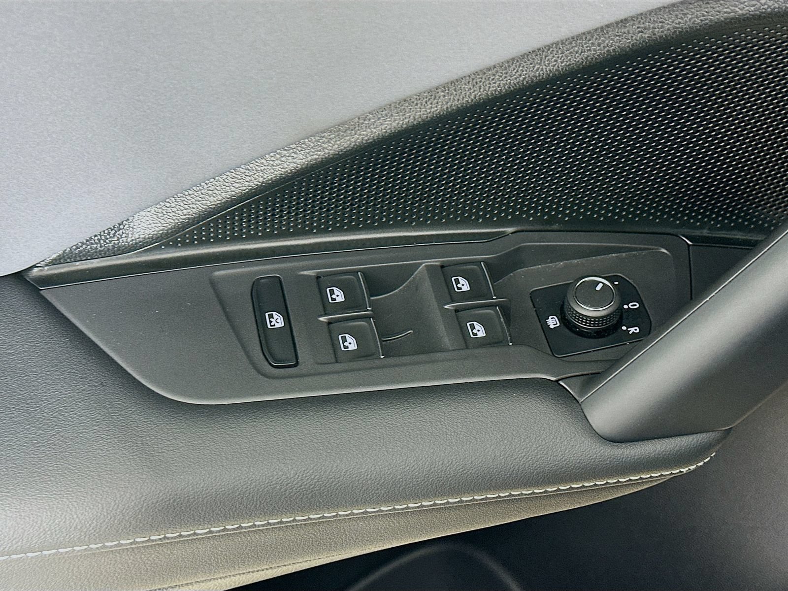 Certified 2025 Volkswagen Tiguan SE R-Line AWD/4WD image 18