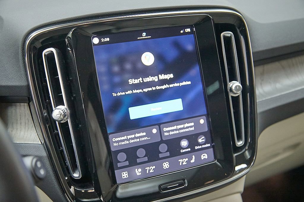 Certified 2023 Volvo XC40 B5 Plus w/ Driver Assist Package image 15