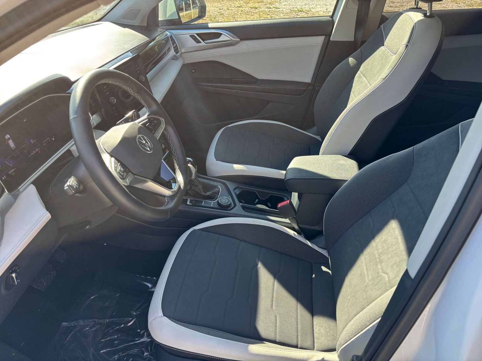 Used 2025 Volkswagen Taos SE image 27