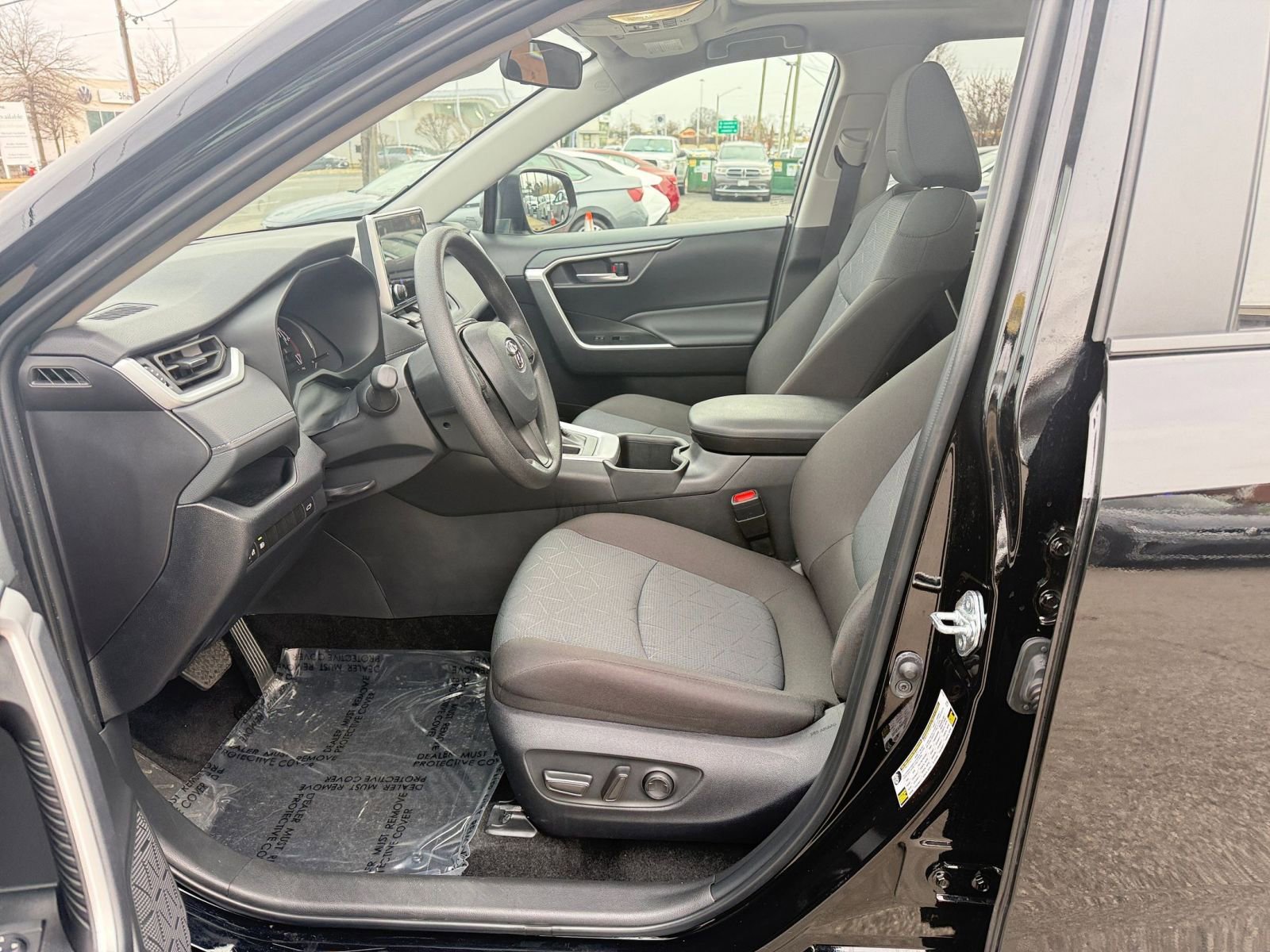 Used 2025 Toyota RAV4 XLE image 27