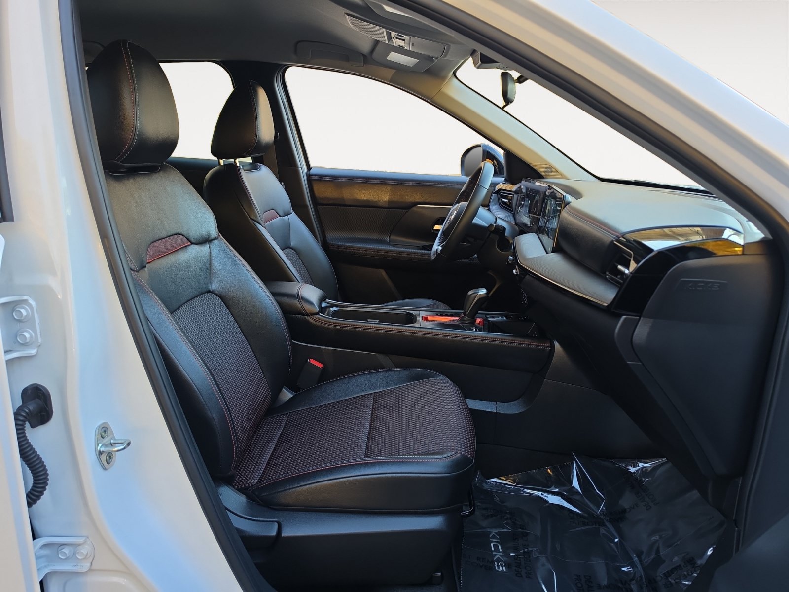 Used 2026 Nissan Kicks SR w/ Cold Weather Package AWD/4WD image 15