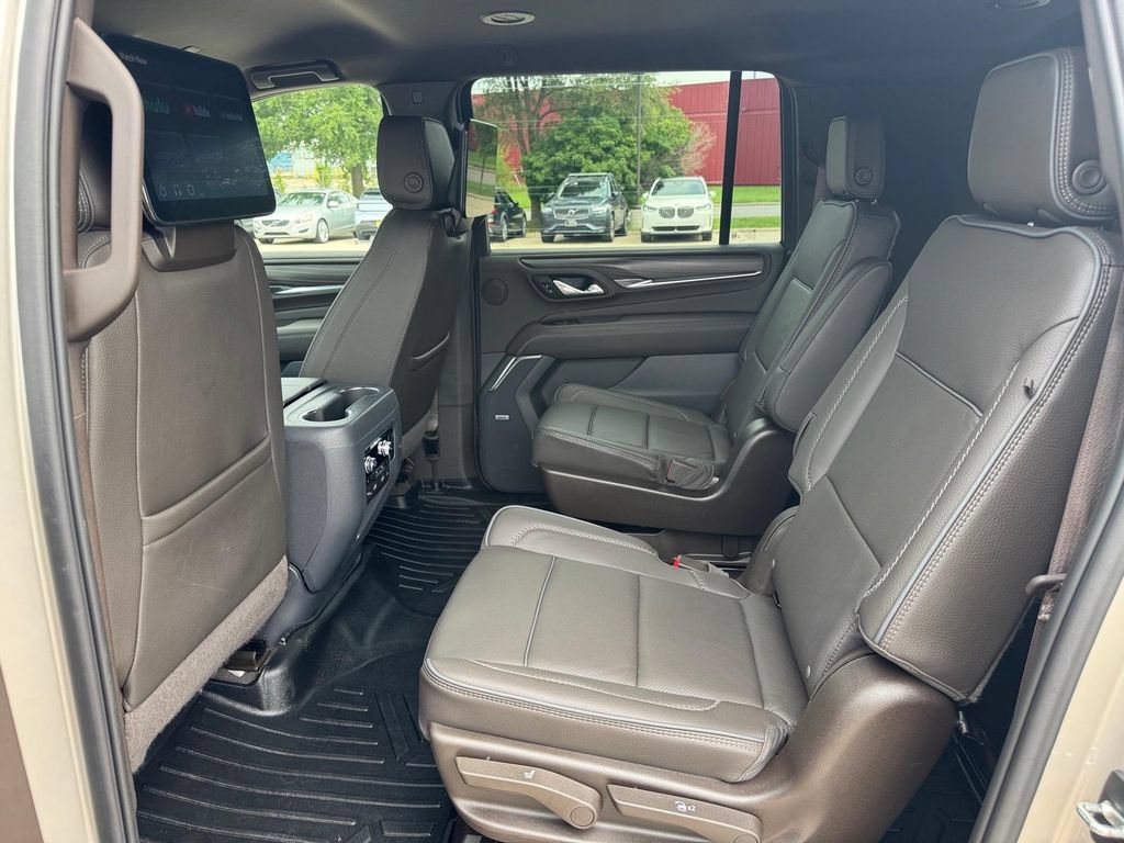 Used 2023 GMC Yukon XL Denali w/ Advanced Technology Package AWD/4WD image 9