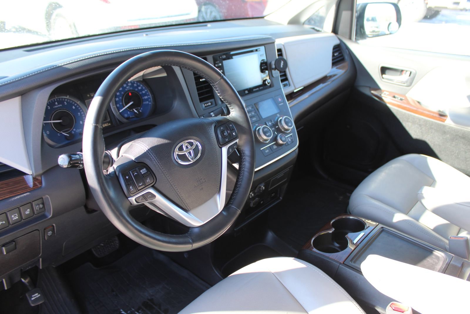 Used 2018 Toyota Sienna Limited Premium w/ Protection Package image 10