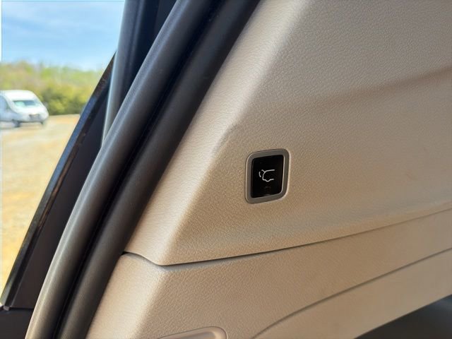 Used 2023 Chrysler Pacifica Touring-L image 10