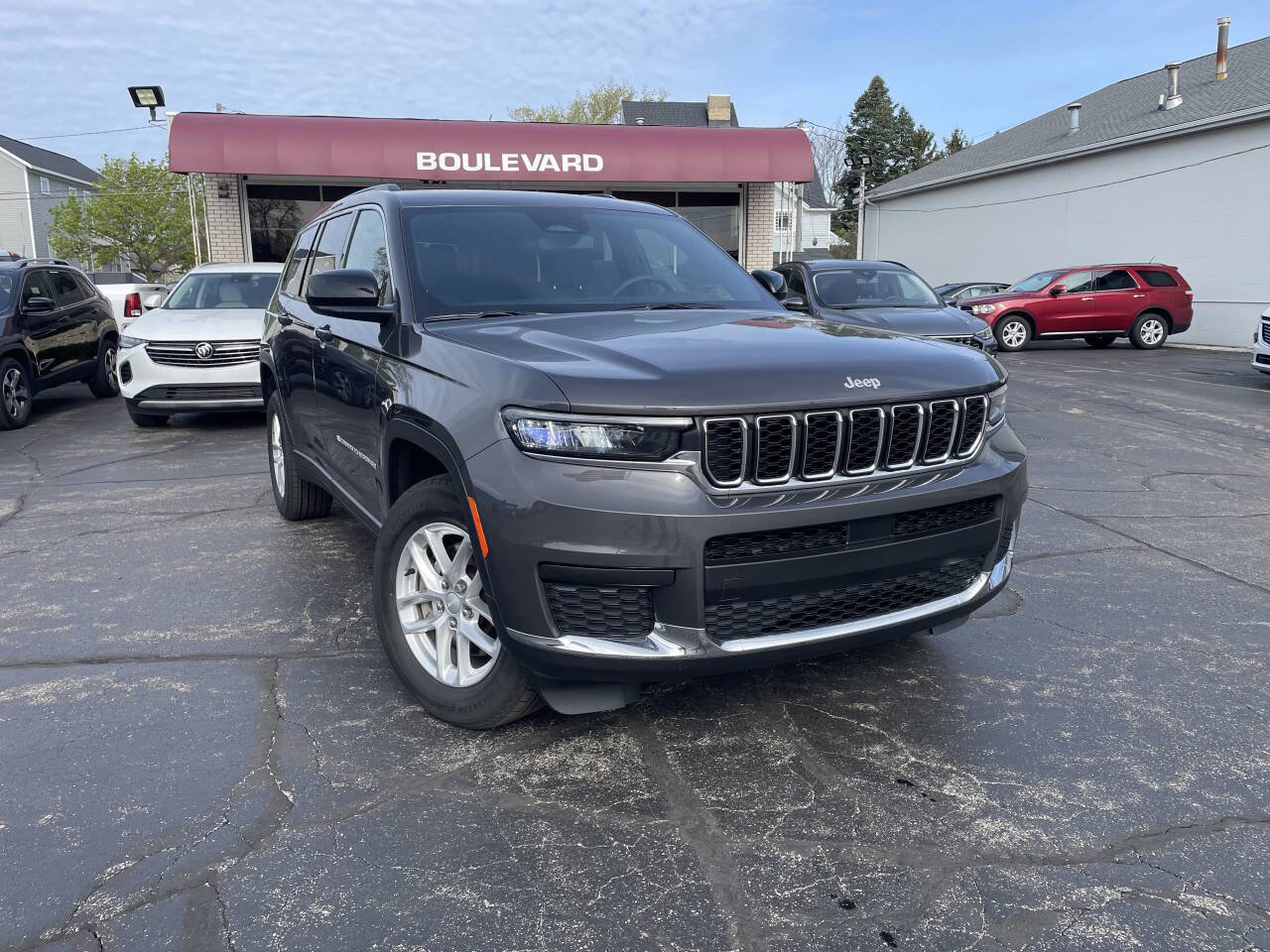 Used 2024 Jeep Grand Cherokee L Laredo w/ Luxury Tech Group I AWD/4WD image 1