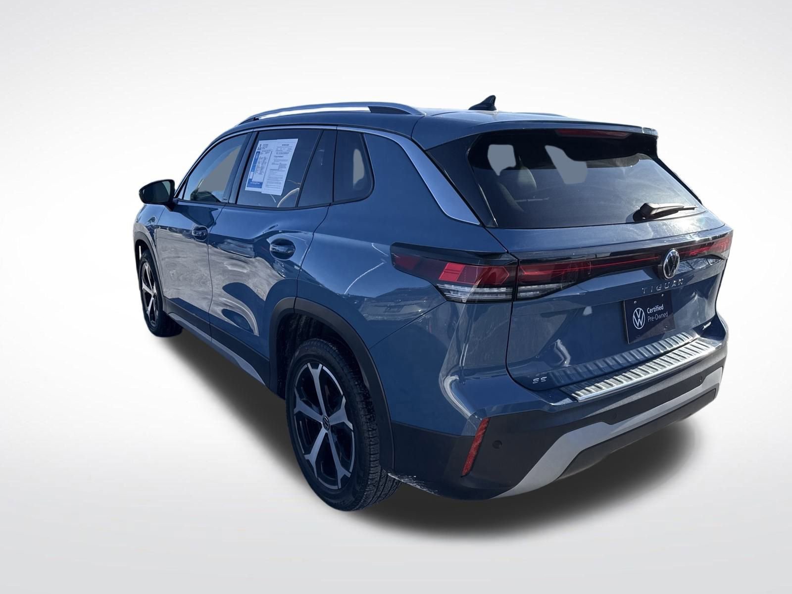 Used 2025 Volkswagen Tiguan SE image 3