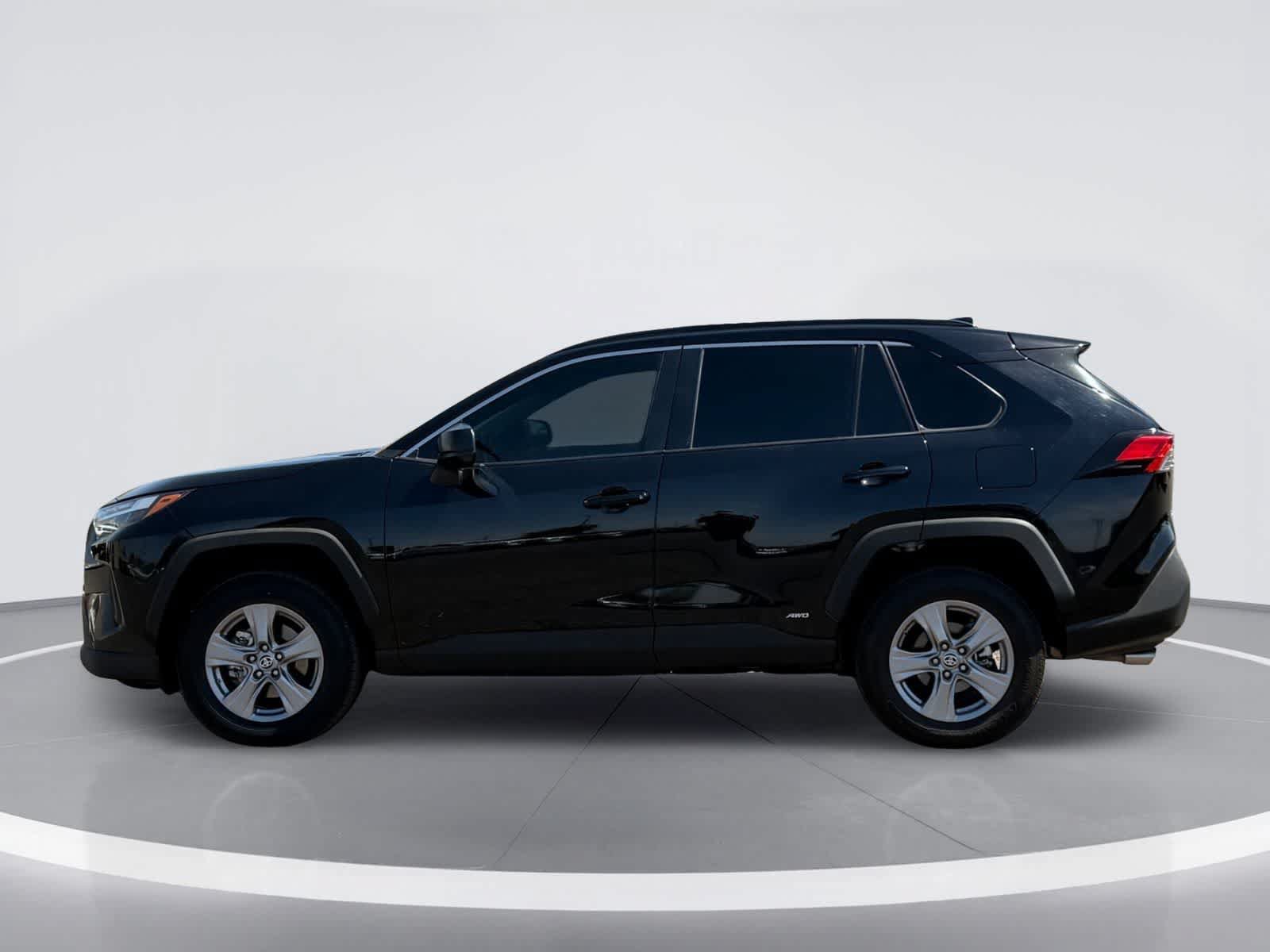 Used 2023 Toyota RAV4 LE AWD/4WD image 4