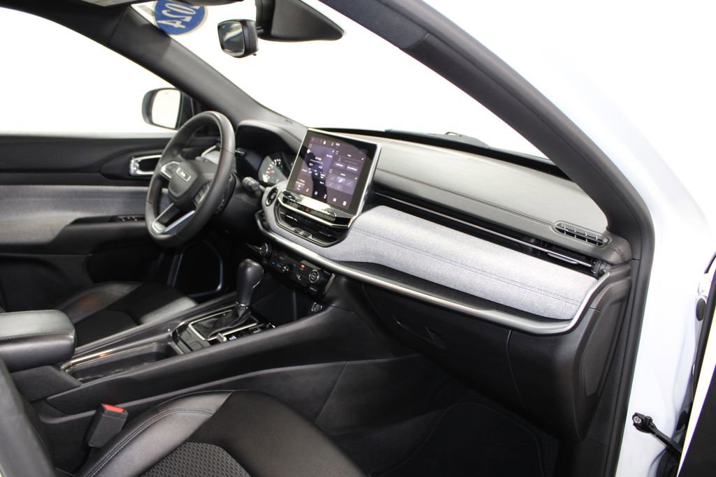 Used 2024 Jeep Compass Latitude image 23