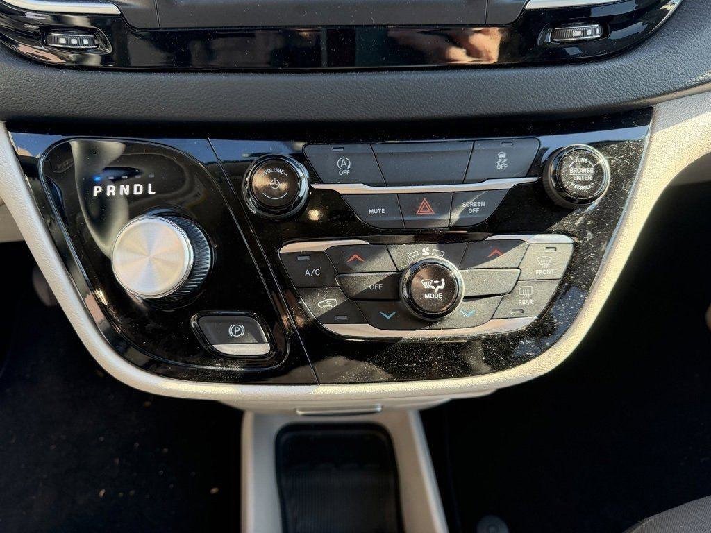 Used 2023 Chrysler Voyager LX image 22