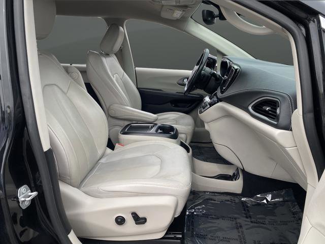 Used 2021 Chrysler Pacifica Touring-L image 19