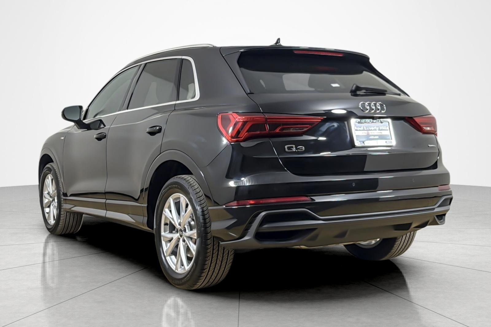 Used 2023 Audi Q3 2.0T Premium w/ Convenience Package AWD/4WD image 3