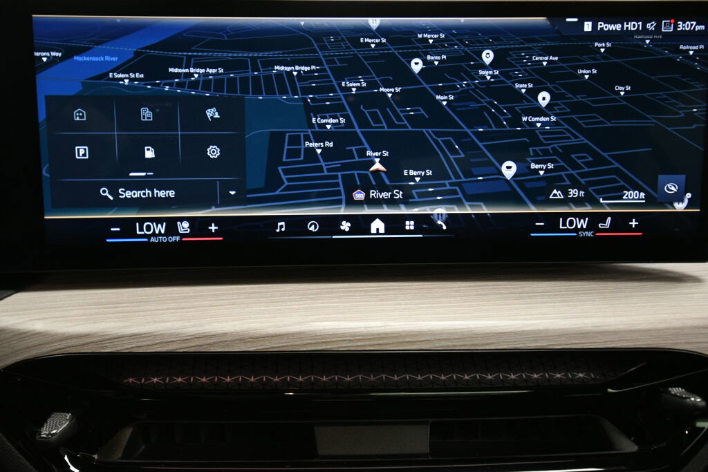 Used 2025 BMW 330i xDrive Sedan w/ Premium Package image 16