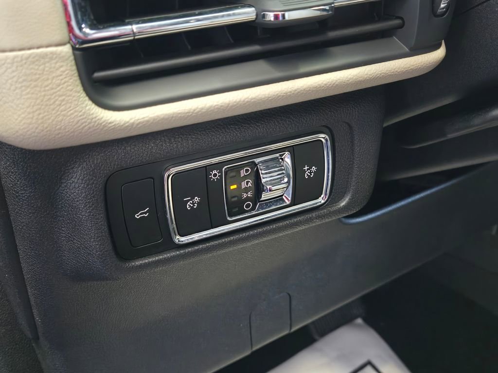 Used 2025 Lincoln Corsair AWD image 13