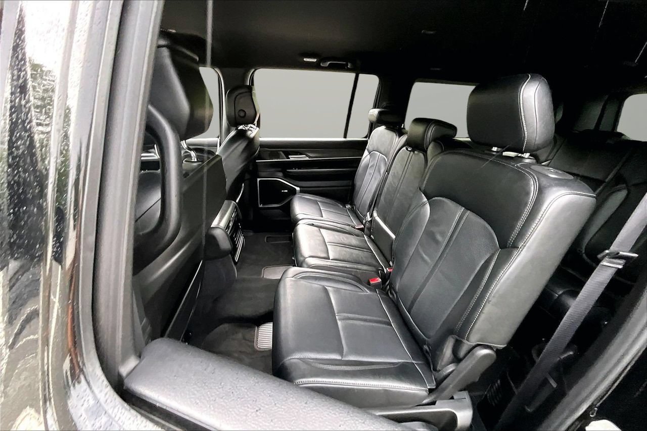 Certified 2024 Jeep Wagoneer L Series II AWD/4WD image 22